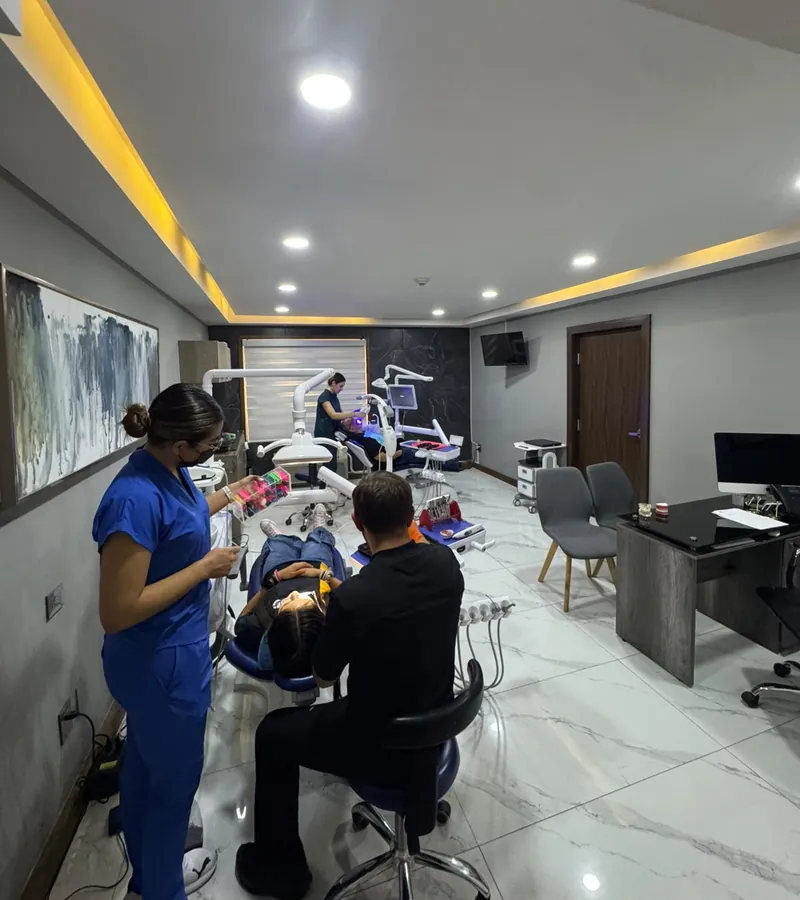Área clínica de Alta Dental Especialidades en Chihuahua con equipo atendiendo a un paciente